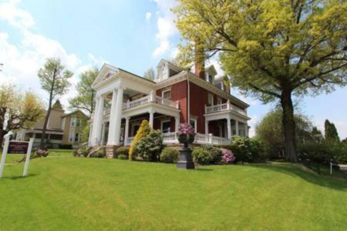 South Broadway Manor B&B - Near Fallingwater, Ohiopyle State Park, Hiking & Biking Trails Gap Scottdale Экстерьер фото